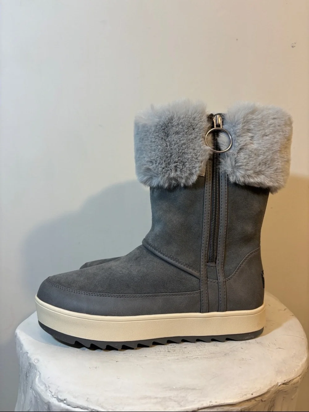 Koolaburra by UGG Women's Grey Faux Fur Trim Tynlee Fashion Boots With The Fur!
